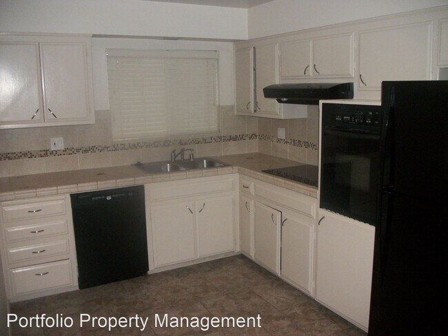 Building Photo - 2 br, 2.5 bath House - 1004 RIVER OAKS DR.