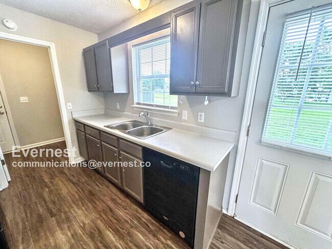Foto del edificio - 7614 Greenway Dr