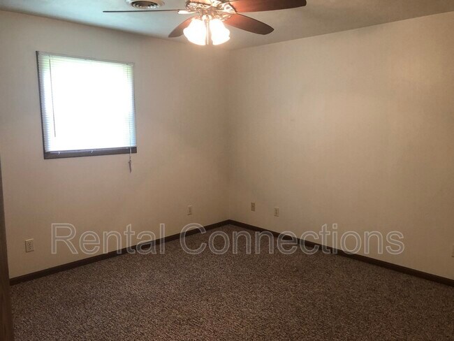 Foto del edificio - 500 E College St