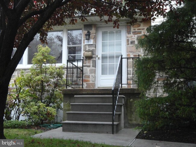 Building Photo - 503 Fairway Ct
