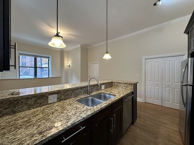 Building Photo - 851 N La Salle Dr