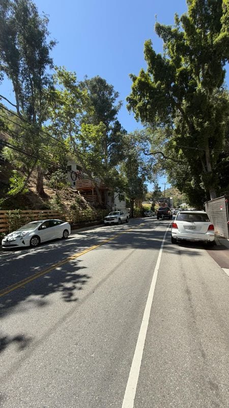 Foto del edificio - 1216 N Beverly Glen Blvd