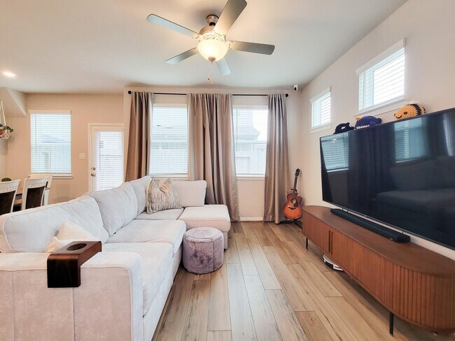 Foto del edificio - 1510 Lakeline Oak Dr