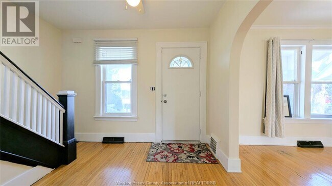 Building Photo - 569 Caroline St