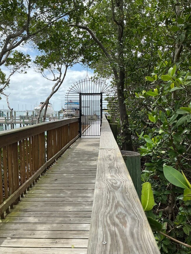 Foto del edificio - Annual Waterfront Unfurnished Rental Unit ...