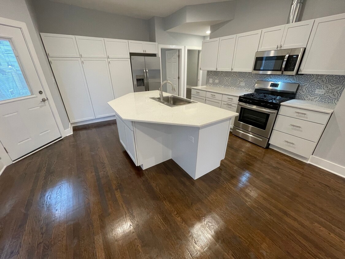 Primary Photo - 2442 N Lawndale Ave