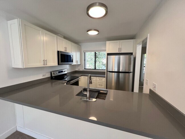 Building Photo - TWO BEDROOM / TWO BATH UPDATED UPPER UNIT ...