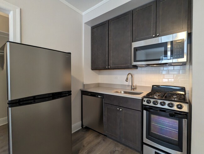 Foto del edificio - 3335 W Diversey Ave
