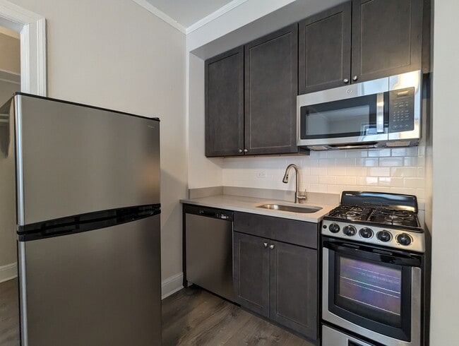 Building Photo - 3335 W Diversey Ave
