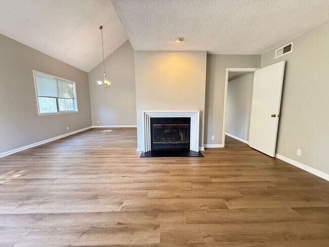 Foto del edificio - Bellevue!  2 Bedroom / 2 Bath House w/ Loft!  Renovated - Pet Friendly