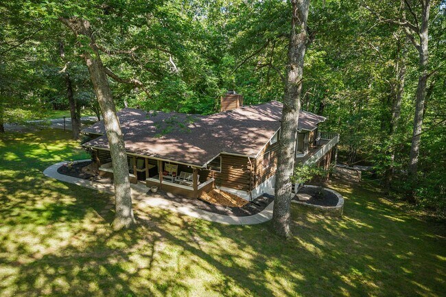 Building Photo - Unique opportunity 5 bedroom / 3 bath or j...