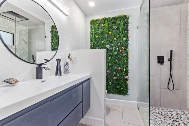 Beach entry shower - 14667 N Love Ct