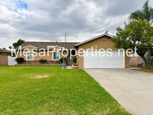 Building Photo - 17571 Deodar Ave