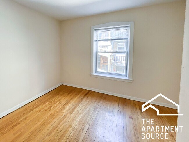 Building Photo - 5036 N Wolcott Ave