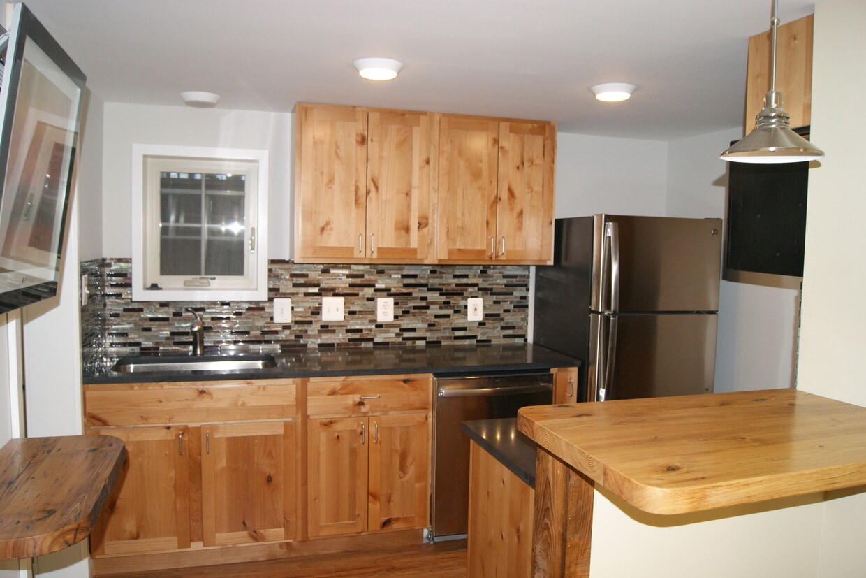 Building Photo - 807 N Daniel St