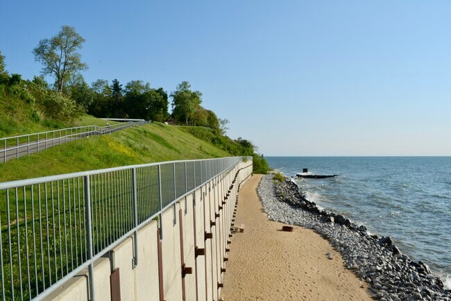 Foto del edificio - 3616 Lakeshore Dr
