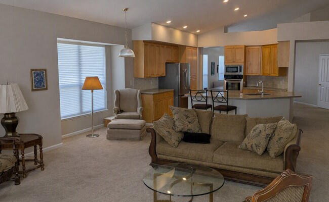 Foto del edificio - Located in a Gated Community