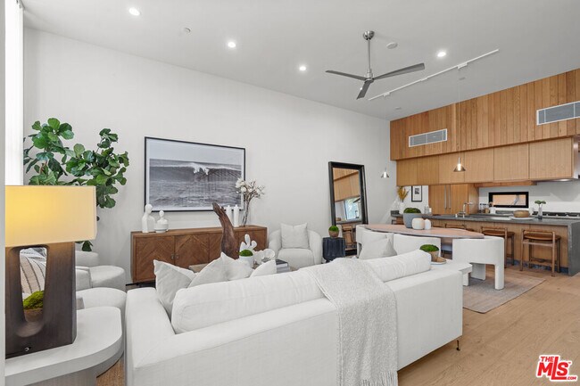 Foto del edificio - 11702 Charnock Rd