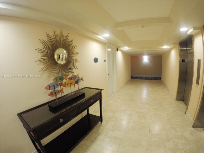 Foto del edificio - 6917 Collins Ave