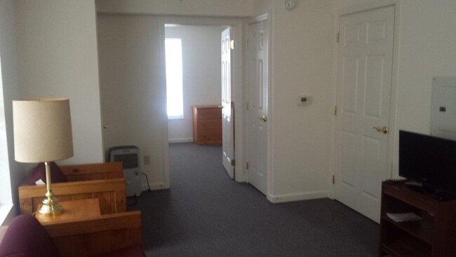 Building Photo - College Court One-Bedroom - Sublet Availab...