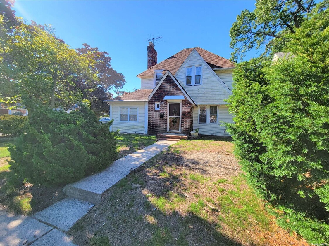 27 Mt Joy Ave, Freeport, NY 11520 House for Rent in Freeport, NY