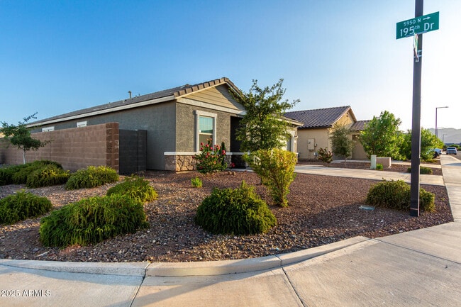 Building Photo - 19531 W Palo Verde Dr