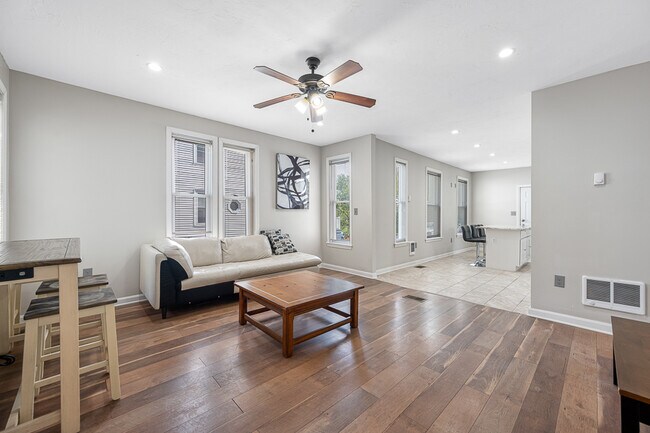 Foto del edificio - 586 Pleasant St