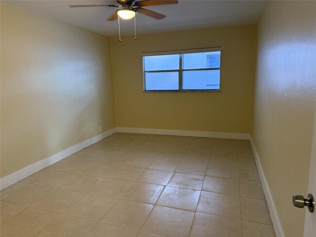 Foto del edificio - 1450 N Riverside Dr