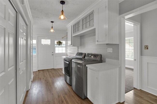 Foto del edificio - 114 W Lobit Ave