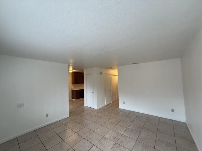 Building Photo - 411 S 6th Ave