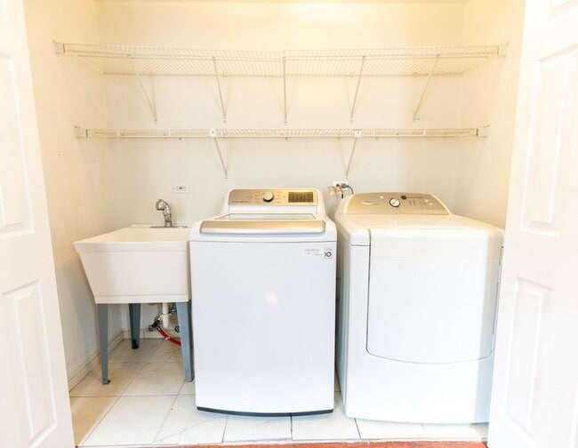 Building Photo - 954 N Honore St