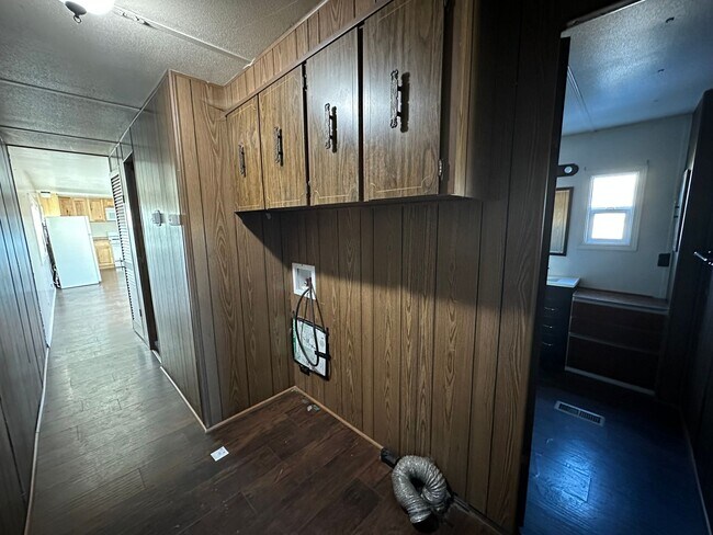 Building Photo - 3 Bedroom 1 Bathroom trailer available to ...