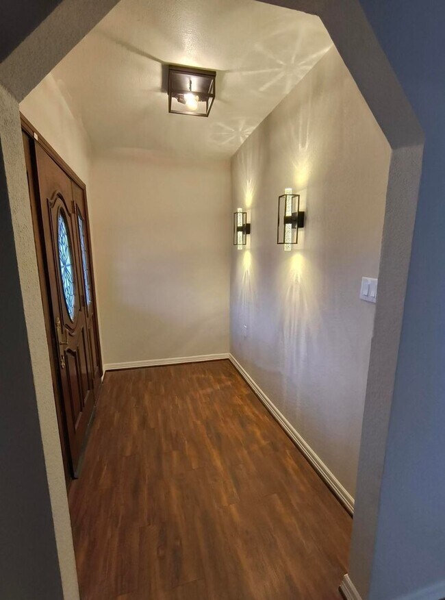 Building Photo - Spacious 3 bedroom, 2 bath home AVAILABLE SOON!