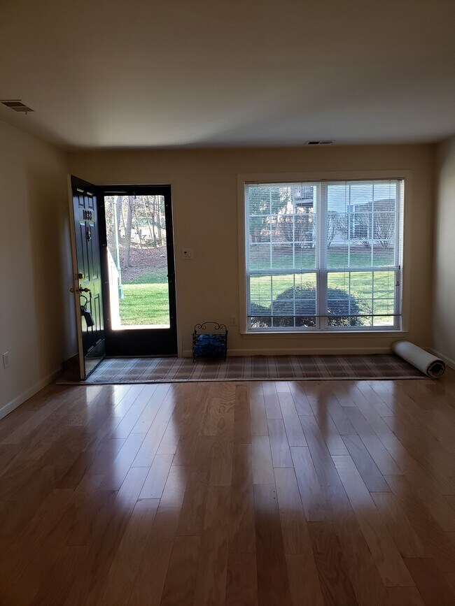 Building Photo - 1033 Cumberland Ct