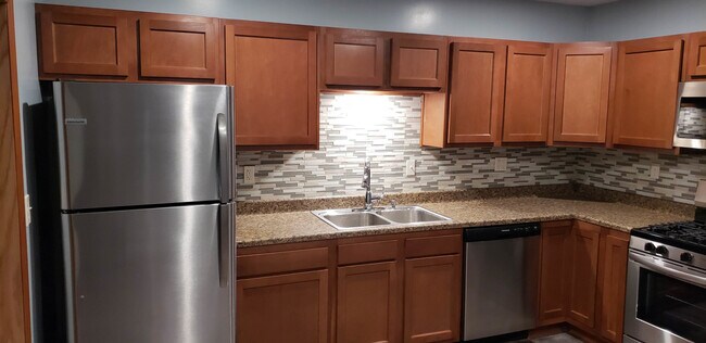 Building Photo - Arch St