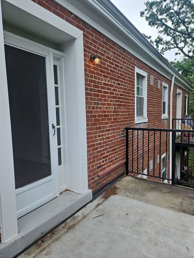 Foto del edificio - Charming 1 Bed 1 Bth Condo With Balcony In...