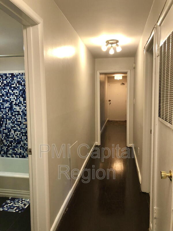 Foto del edificio - 10416 Montrose Ave