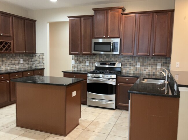 Foto del edificio - 16017 Loneoak View Dr
