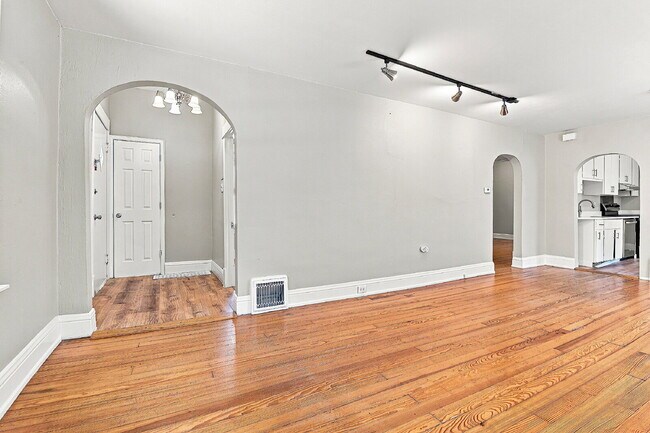 Building Photo - $2,845.95, 3 bed, 1 bath, located in Denver with New Appliances