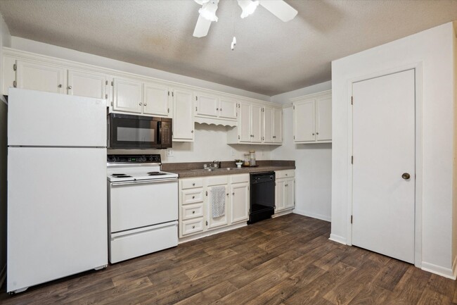 Two Bedroom B - 2 Bed / 1 Bath - 1,000 Sq.Ft. - Timberland at Crestbruck