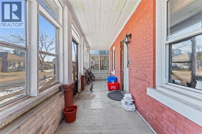 Building Photo - 977 Gladstone Ave