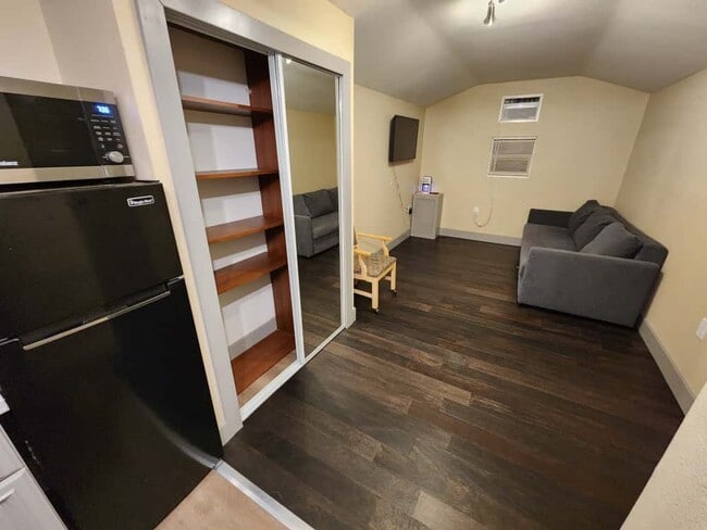 Building Photo - 708 S Edgemon Ave