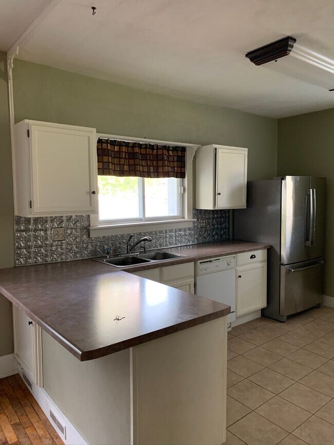 Building Photo - Charming 3 Bedroom House