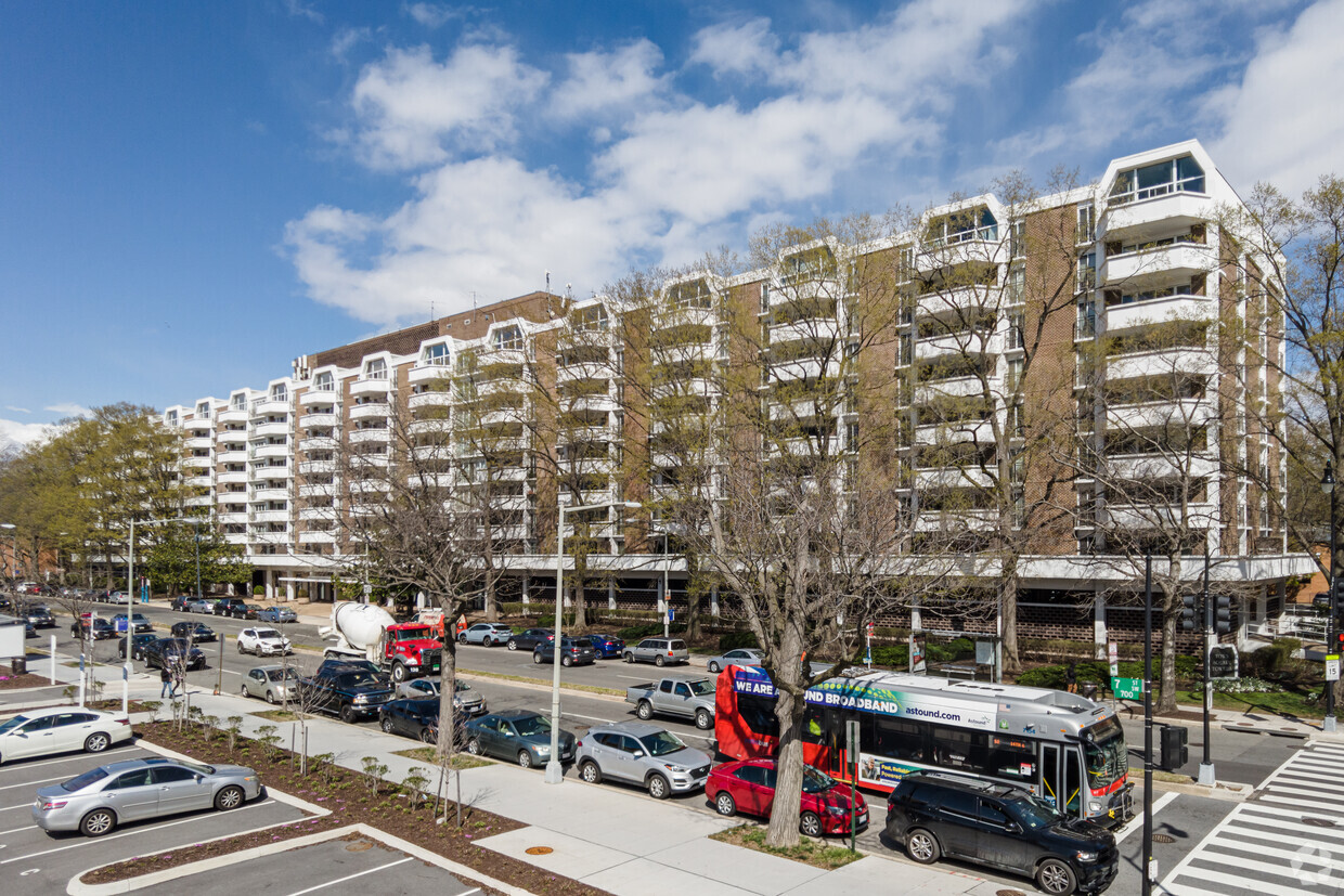 Primary Photo - Town Square Towers