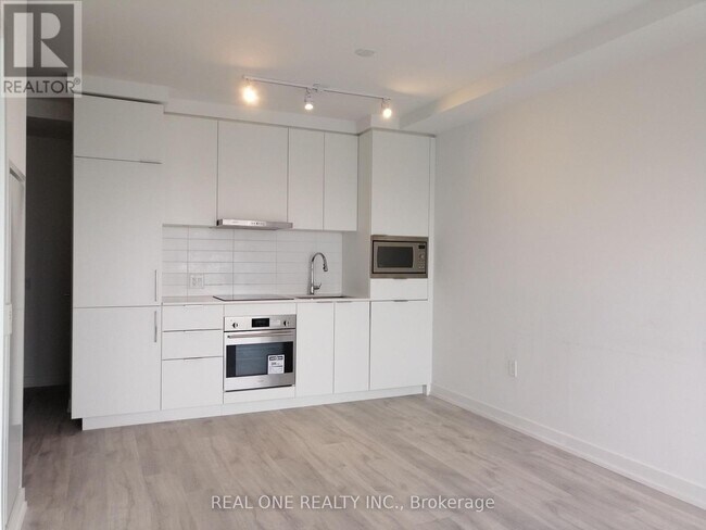 Photo du bâtiment - 8 Olympic Gdn Dr