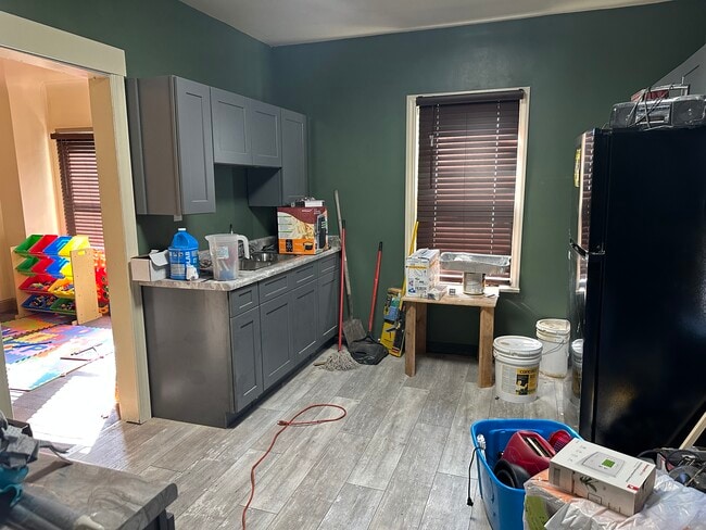 Kitchen - 9917 Rosehill Ave