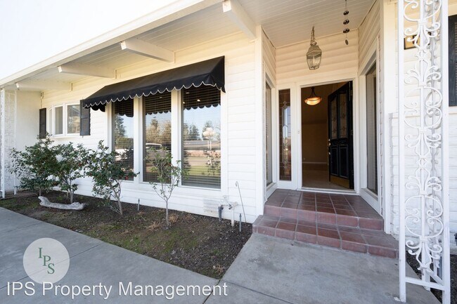 Building Photo - 4 br, 2 bath House - 523 W. Celeste Ave.