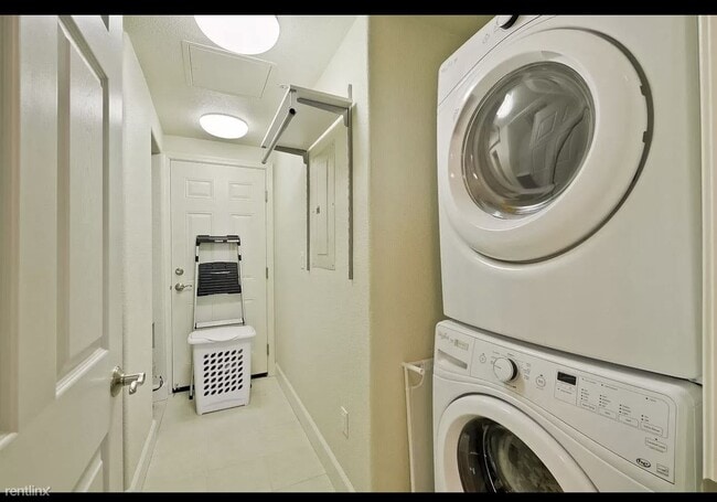 Building Photo - 1 br, 1.5 bath Townhome - 1790 Camino Leonor