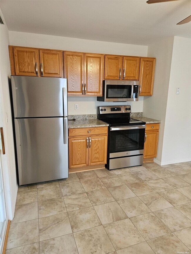 22 E Main St Unit 10, East Islip, NY 11730 Room for Rent in East