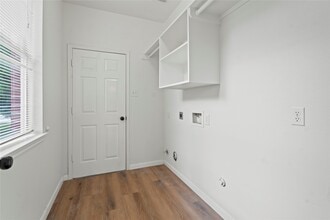 Building Photo - 10908 Sycamore Dr S